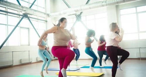 Des femmes actives courent sur place lors d'une séance d'entraînement physique