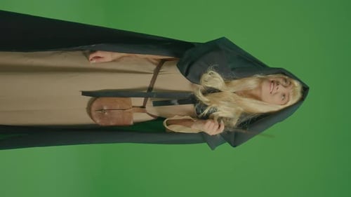 Vertikale Ansicht, Greenscreen-Porträt eines Mädchens, das mit einem Zauberstab Wünsche äußert