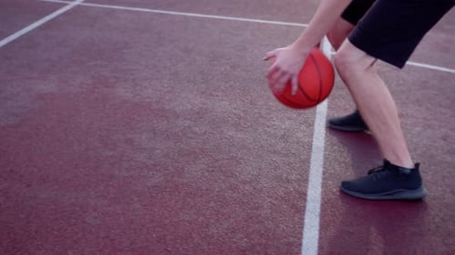 Entraînement de basket-ball sur un terrain extérieur, dribble avant le tir