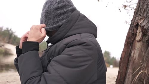 Homme assis sur un banc et se sentant seul et déprimé