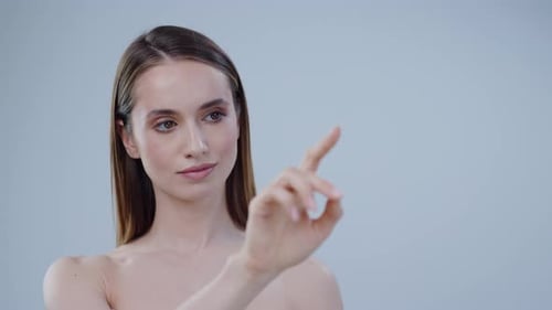 Une femme concentrée interagit activement avec une interface numérique de manière engageante
