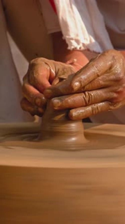 Mains de potier façonnant l'argile sur un tour de potier et sculptant un pot en argile, Rajasthan, Inde