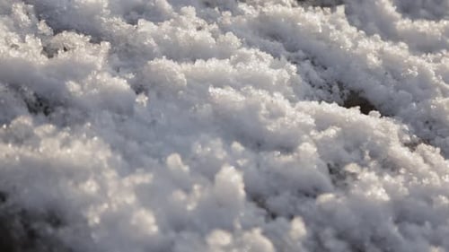 Weißer Schnee auf dem Boden im Winter.- Nahaufnahme