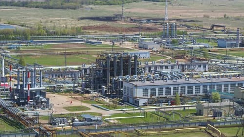 Panorama de tanques y chimeneas del complejo industrial