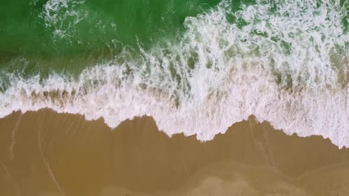 Luftaufnahme von Sandstrand und klarem türkisfarbenem Meer und Wellen