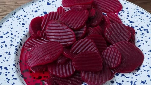 Tranches de betteraves rouges marinées sur une assiette