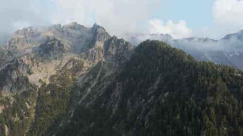 vue aérienne par Drone des Alpes italiennes dans les montagnes de Valchiavenna