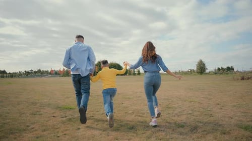 Rückansicht Glückliche aktive kaukasische Familie Frau Weibliche Mutter Mutter Mutter Joggen Mann Männlicher Vater Vater