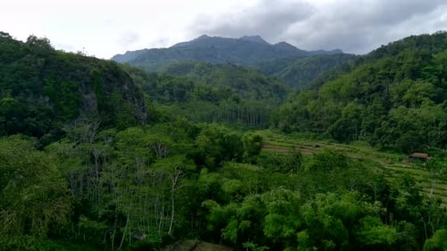 Luftaufnahme der Berge mit wunderschönen grünen Hügeln in Rembang, Zentral-Java, Indonesien.