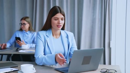 Belle chef d'entreprise travaillant avec un ordinateur. Jeune femme d'affaires prospère
avec ordinateur portable.
