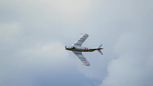 MiG17-Kampfflugzeug fliegt auf der Airshow Performance Aviation Heritage Kalter Krieg Geschichte Militär
