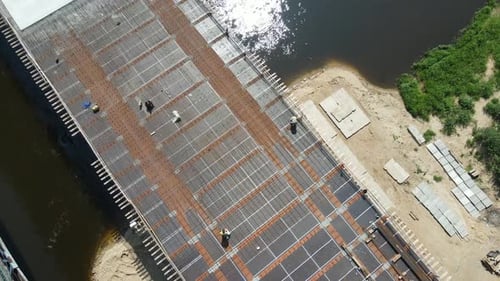 Vista aérea del sitio de construcción de un nuevo puente de transporte sobre un río ancho