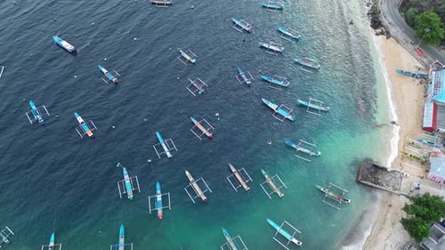 Vista aérea de hileras de barcos de pesca en el mar
