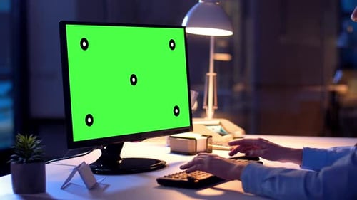 Technologie, virtuelle Effekte und Geschäftskonzept - Geschäftsfrau mit Chroma Key Green
