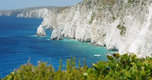Hermosa costa rocosa virgen de la isla de Zakynthos y el mar Jónico.