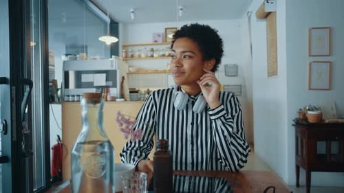 Young business woman relaxing in a cafe.