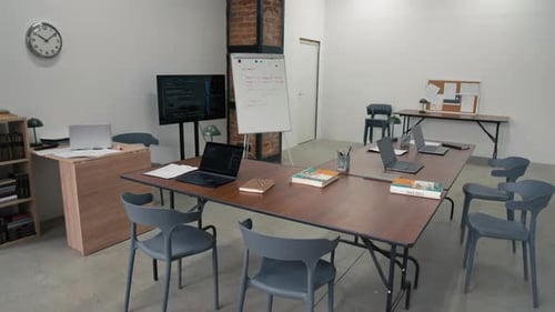 Aula en prisión preparada para una lección de programación de computadoras