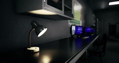 Espace de travail moderne avec lampe de bureau illuminant une configuration informatique élégante