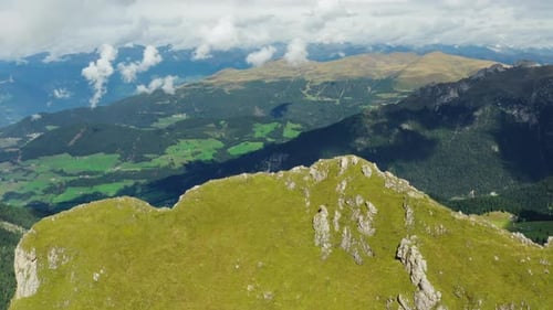 La crête de Rocky Seceda recouverte d'herbe par une journée ensoleillée