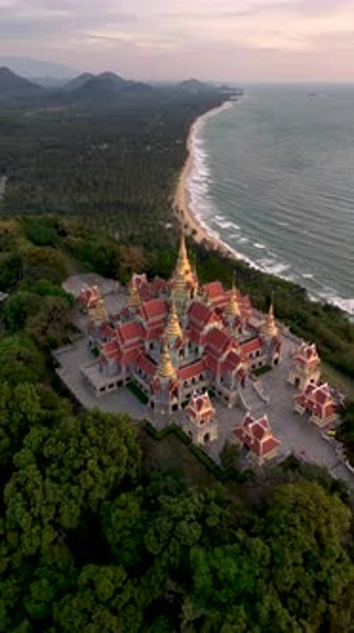 Découvrez le temple Phra Mahathat Chedi Phakdee Prakat sur la colline de Thong Chai, en Thaïlande
