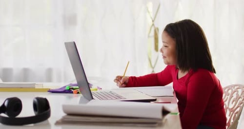 Video eines glücklichen asiatischen Mädchens beim Online-Unterricht