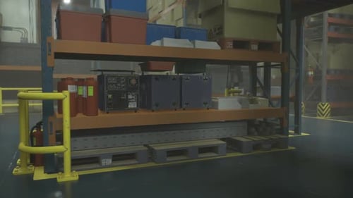 Zone de stockage de l'entrepôt présentant des équipements et des fournitures bien organisés