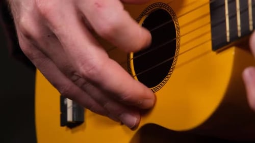 Ukulele-Instrument und Hand