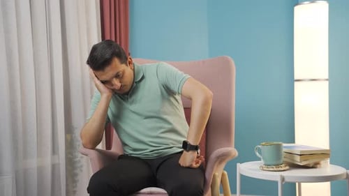 Der trauernde Mann denkt nach und leidet an Depressionen.