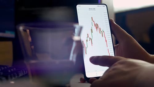 Gráfico de preços de criptomoedas Bitcoin na tela do celular Preço futuro da criptomoeda