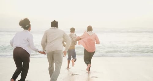 Strand, Spielen und Freunde mit Wasser, Laufen und Spiel mit Spaß und Verbundenheit