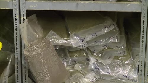 BOLSAS DE CÁÑAMO EN LOS ESTANTES