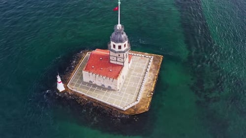 Luftaufnahme des Jungfrauenturms und des Segelboots, Istanbul, Türkei.