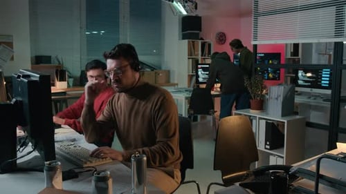 Lapa de temps des escroqueries liées aux employés des centres d'appels travaillant au bureau