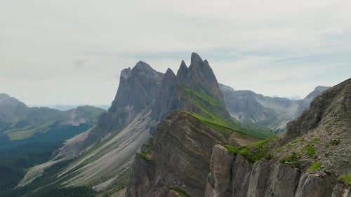 Vue aérienne du sommet de la montagne Seceda dans les Dolomites, Italie