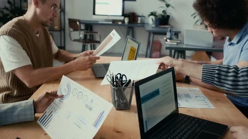 Grupo de colegas diversos que trabajan juntos en un proyecto en la mesa de la oficina