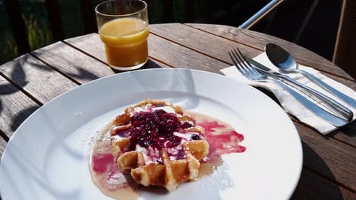 Gaufre belge au sirop d'érable et à la compote de petits fruits. Concept de petit-déjeuner avec dessert