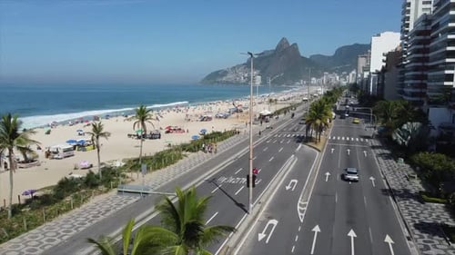 Vista
panorâmica da bela praia de Ipanema, praia reveladora e Dois Irmãos. Rio de Janeiro, Brasil por Drone