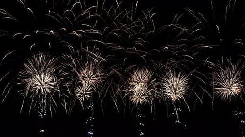 Wunderschönes Feuerwerk am Nachthimmel. Silvester-Feuerwerksfeier.