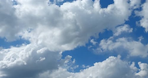 Geschwollene Wolken am blauen Himmel