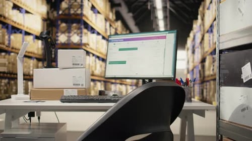 Hub de distribution vide avec de grands rayonnages de stockage industriels remplis de colis