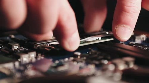 Reparatur des Laptop-Kühlsystems Trennen des Kabels und Entfernen der Kühlkühlernaht
