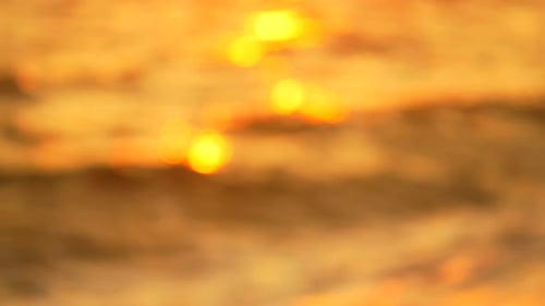 Sonnenuntergang, Meer, Wasser, wunderschöne goldene Reflexe über ruhigem Meer an einem ruhigen Abend