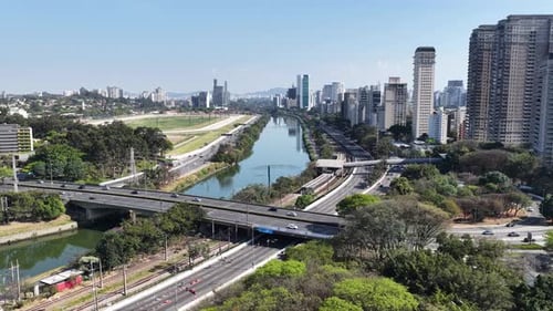 Famosa ponte Cidade Jardim, no centro de São Paulo, Brasil.