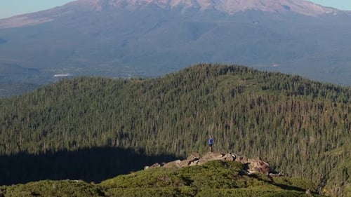 Mont Shasta, inclinaison aérienne avec un randonneur sur le belvédère