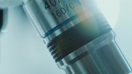 Vue macro de l'objectif du microscope en laboratoire