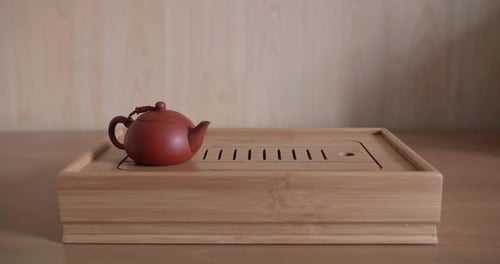 Juego de té Gong fu cha: bandeja de bambú, tetera de arcilla, filtro, jarra de porcelana. Manera tradicional de elaborar cerveza