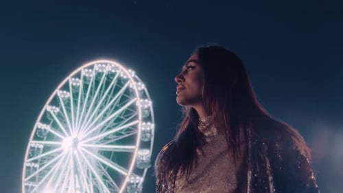 Hermosa modelo en un parque de atracciones