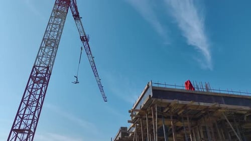 Vídeo aéreo: vista aérea de un sitio de construcción con grúas y tareas de manipulación de metales