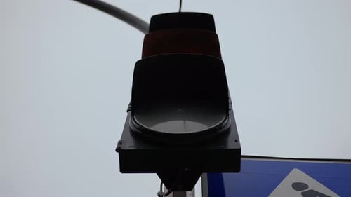 Rote, gelbe und grüne moderne Ampeln in der Stadt. Blinkende und wechselnde Ampel mit wechselnder Farbe.