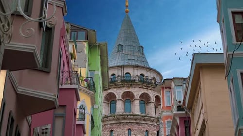 Galataturm im historischen Zentrum von Istanbul. Parallax-Konzept für den Galataturm in Istanbul